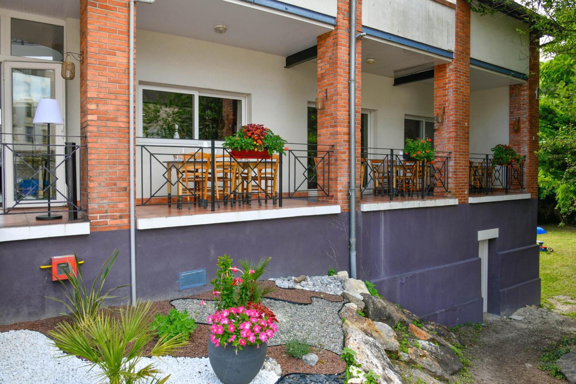 Enjoy Garden Hotel Vierzon Exterior photo
