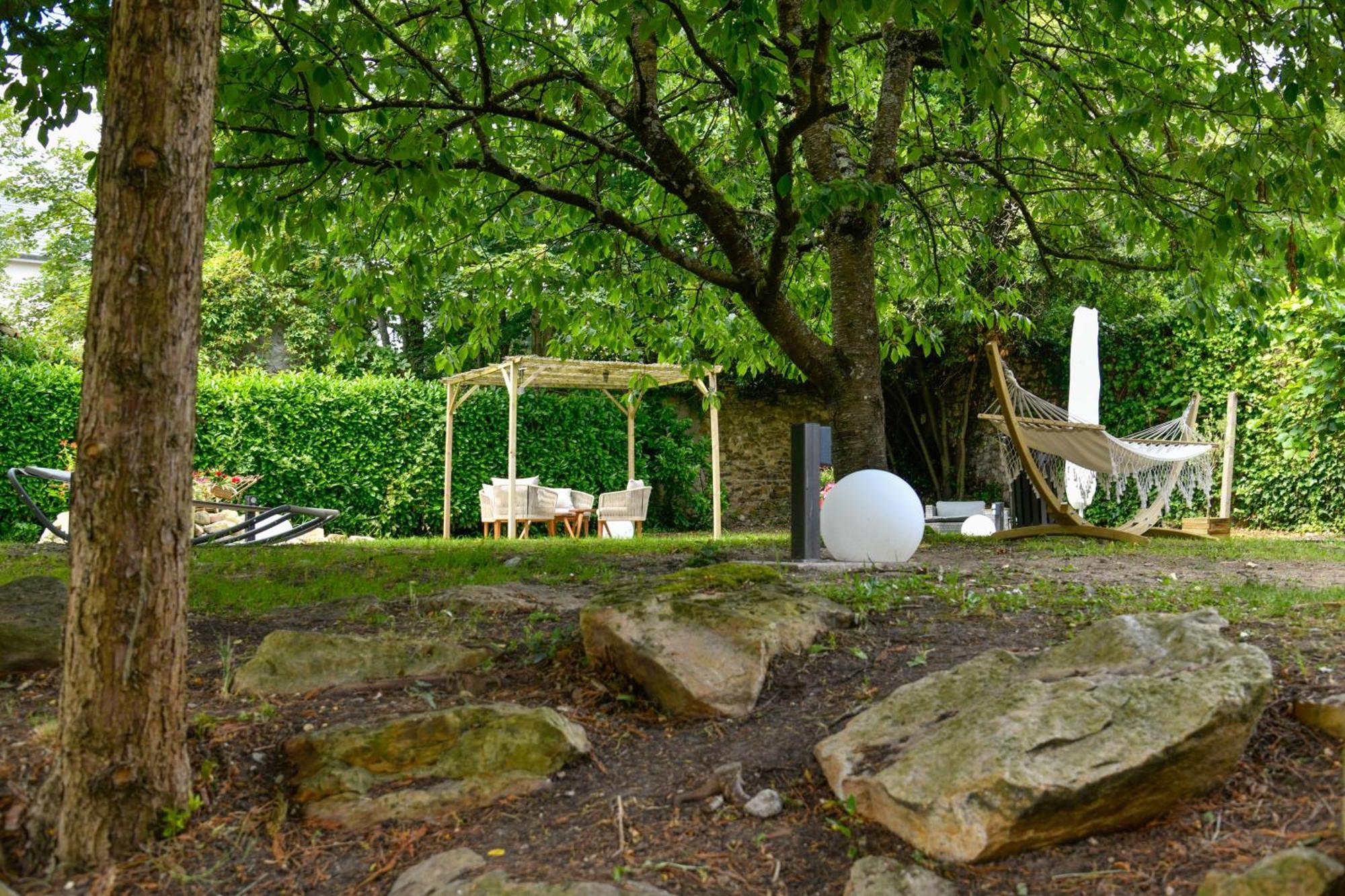 Enjoy Garden Hotel Vierzon Exterior photo